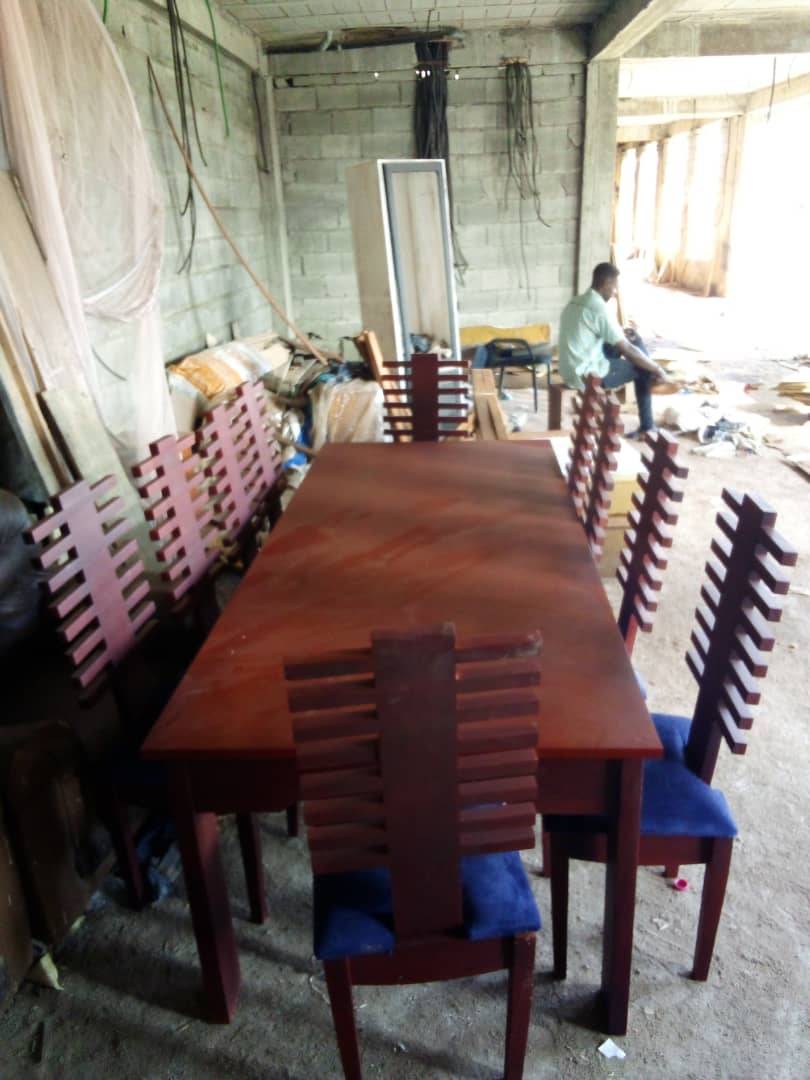 salle a manger, lit et armoires